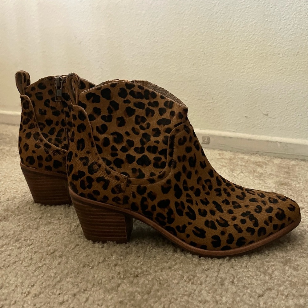 UGG Women’s Kingsburg Leopard Ankle Boot